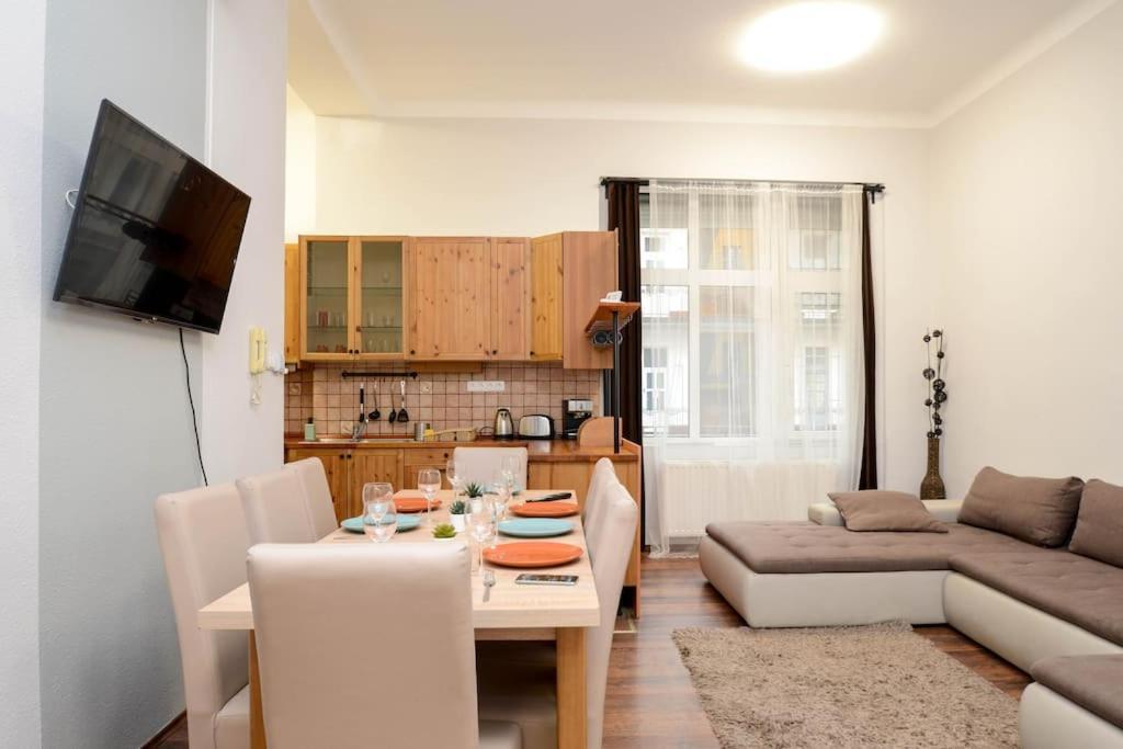 Famous Kiraly Street At Large 3Br 10Ppl @ Central Boedapest Buitenkant foto
