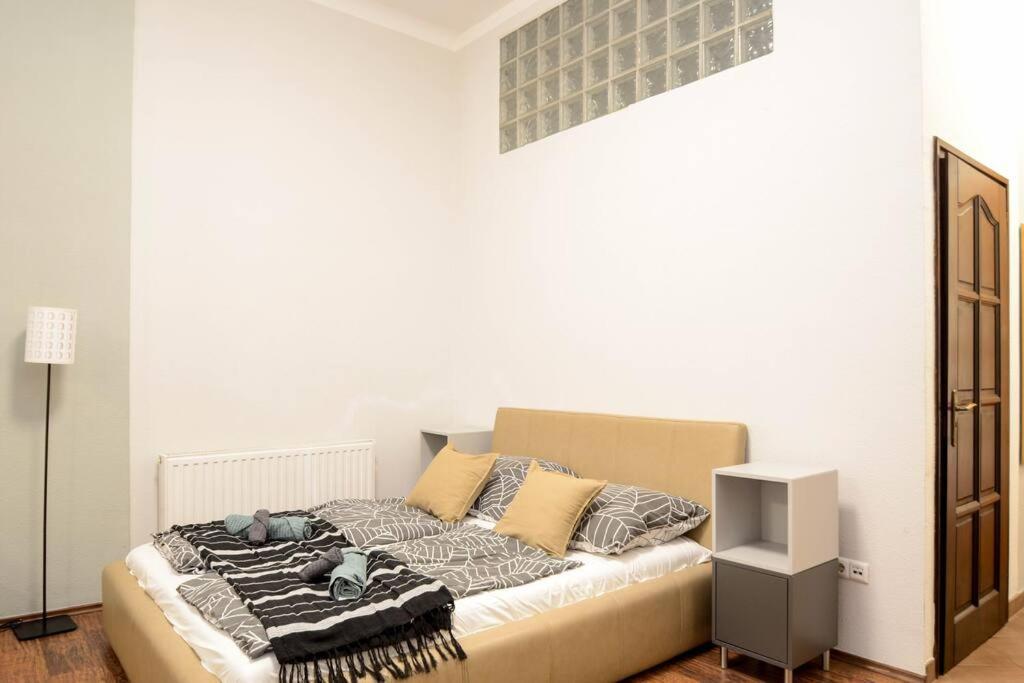 Famous Kiraly Street At Large 3Br 10Ppl @ Central Boedapest Buitenkant foto