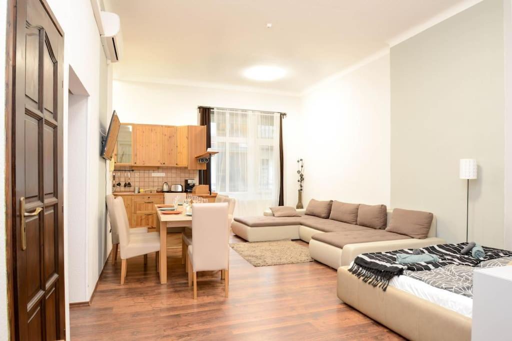Famous Kiraly Street At Large 3Br 10Ppl @ Central Boedapest Buitenkant foto