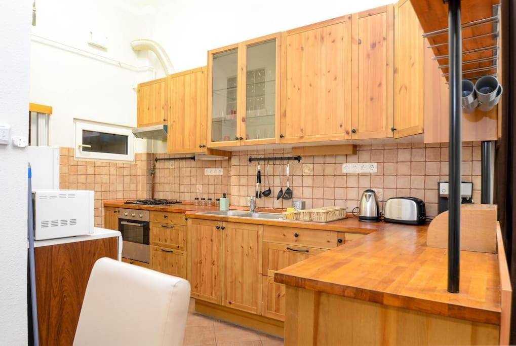 Famous Kiraly Street At Large 3Br 10Ppl @ Central Boedapest Buitenkant foto